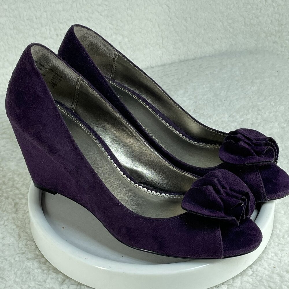 Dexter Wedge Heels Womens Sz 8 Purple Faux Suede Peep Toe Cushioned Sole Shoes